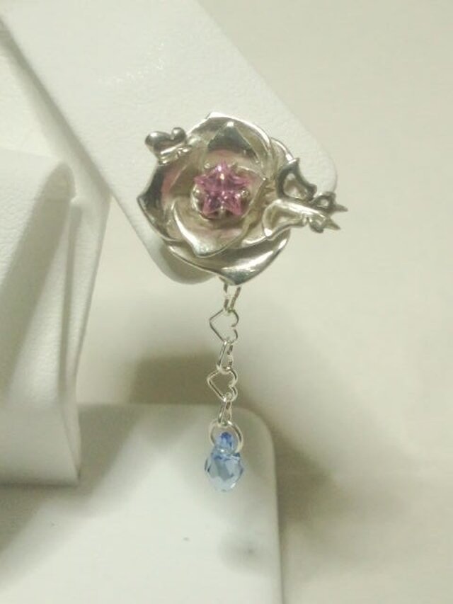 バラと蝶のシルバーピアス の画像1枚目