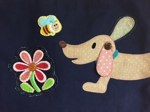 プレゼントに迷ったらコチラを!みつばち&わんこ柄のレッスンバッグの画像1枚目