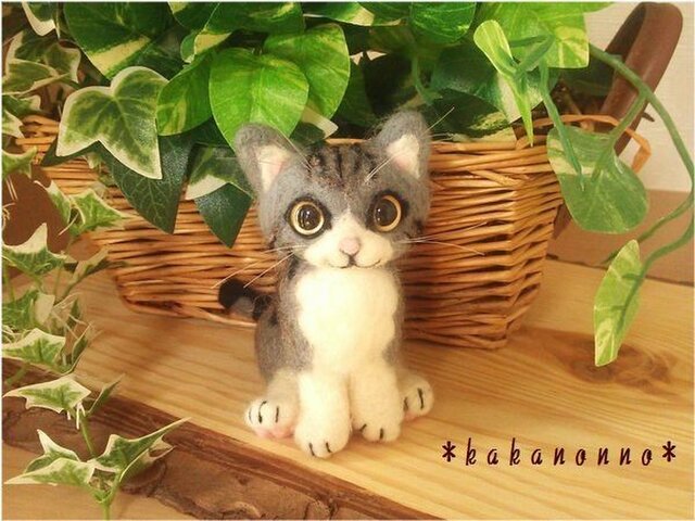 サバトラ猫 羊毛フェルトのぬいぐるみ(ハチワレ猫) お座りポーズの画像1枚目