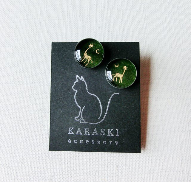 ちいさなピアス092/三日月とキリンの画像1枚目