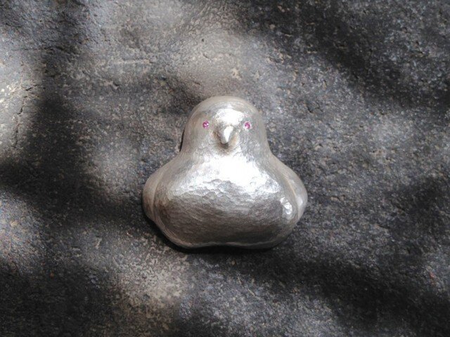 むくむくした鳥のブローチの画像1枚目