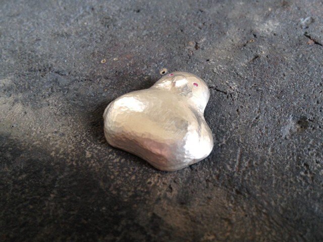 むくむくした鳥のブローチ | iichi 日々の暮らしを心地よくする