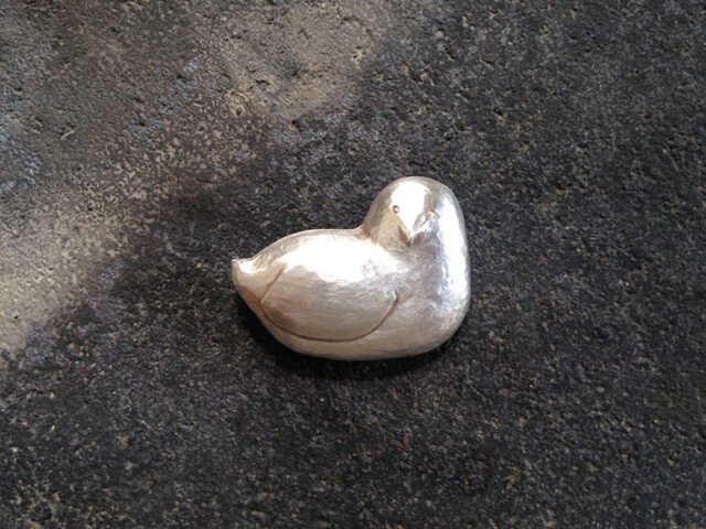 振り向き鳥のブローチの画像1枚目