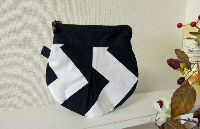 《再》Circleポーチ◆Chevron BKの画像1枚目