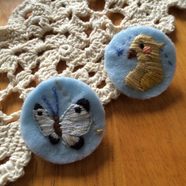 手刺繍ブローチ☆インコの画像1枚目