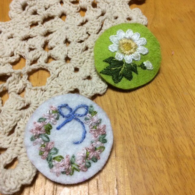 手刺繍ブローチ☆マーガレットの画像1枚目