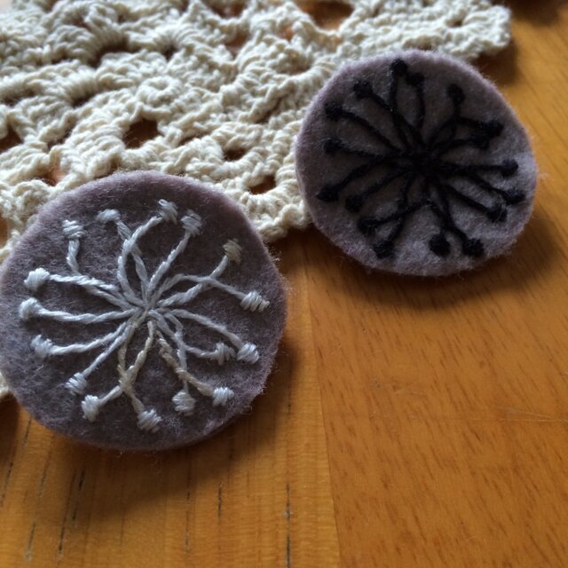 手刺繍ブローチ☆モノトーンブラックフラワーの画像1枚目