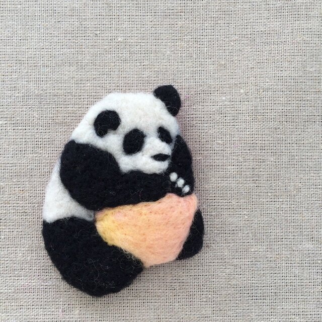 惑星を抱くパンダ フェルト刺繍ブローチ・改の画像1枚目