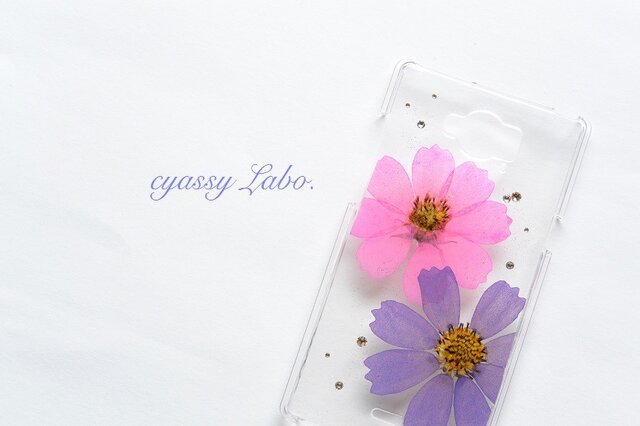 躑躅色と菖蒲色の秋桜(コスモス)押し花スマートフォンケースの画像1枚目