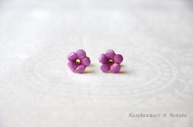 小花のレザーピアス*pinkの画像1枚目
