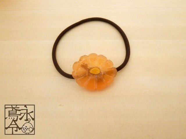 髪ゴム 薄橙色の饅頭菊の画像1枚目