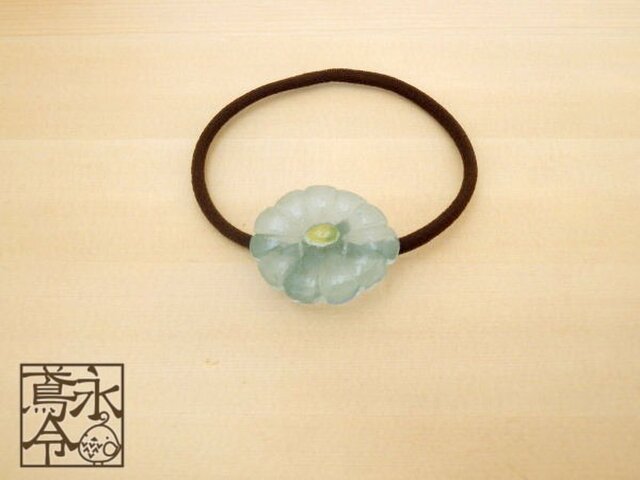髪ゴム 薄水色の饅頭菊の画像1枚目