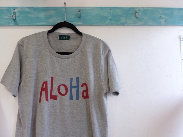 alookonbooks aloha rogo Teeの画像1枚目