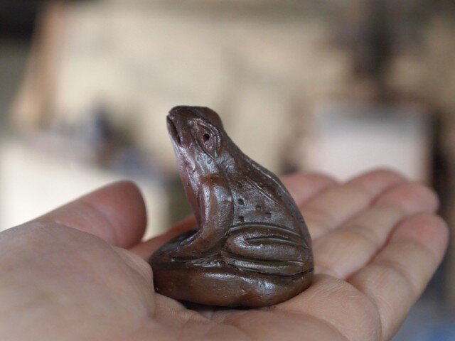 備前焼，カエルの彫刻付き陶器 備前焼，カエルの彫刻付き陶器
