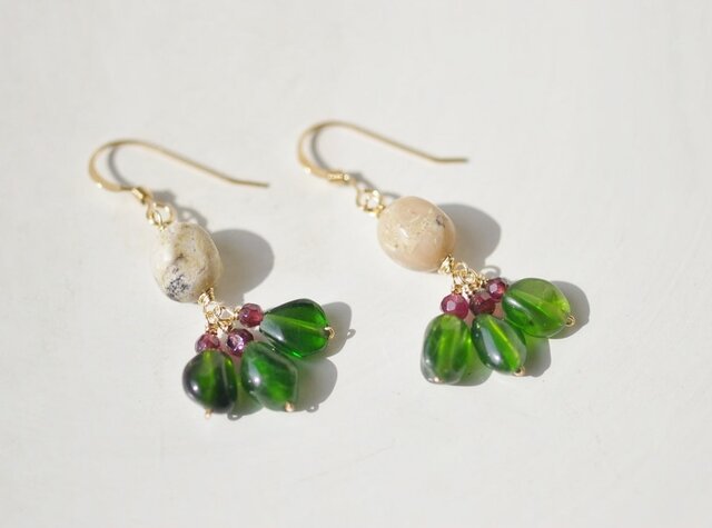 Chrome Diopside*pierceの画像1枚目