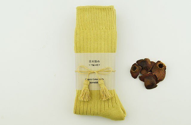 草木染めオーガニックコットンリブ編み靴下〜女郎花色〜の画像1枚目