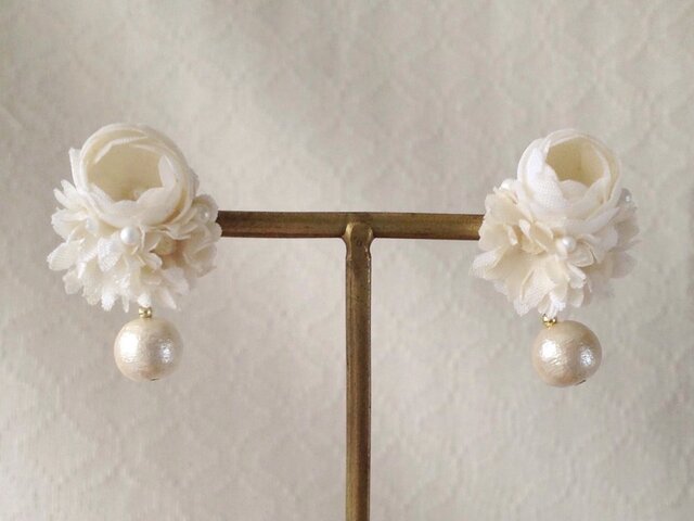 染め花とコットンパールのピアス(オフホワイト)の画像1枚目