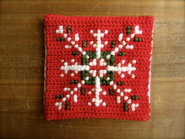 *再販 ツヴィスト刺繍のコースター 雪の結晶 赤の画像1枚目