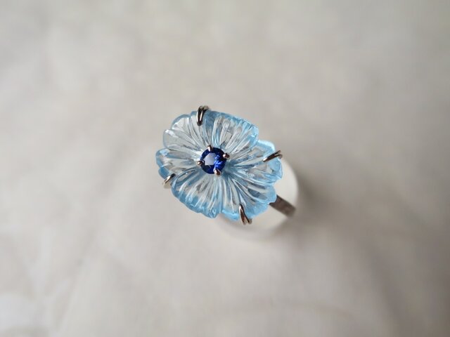 K18WG Blue topaz Flower Ringの画像1枚目