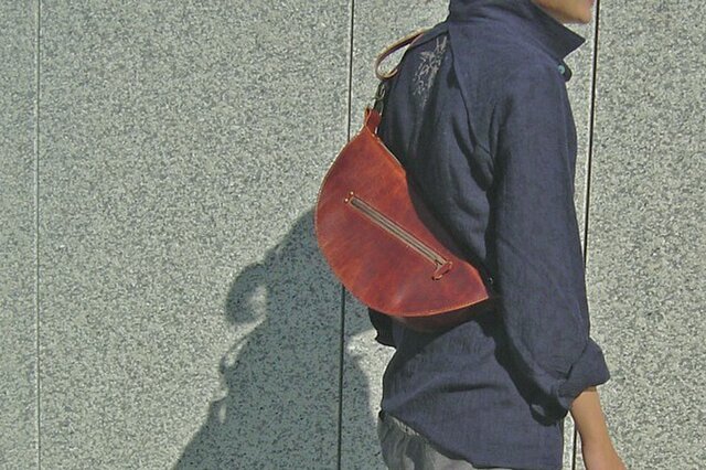 半円型の手縫いショルダーバッグの画像1枚目