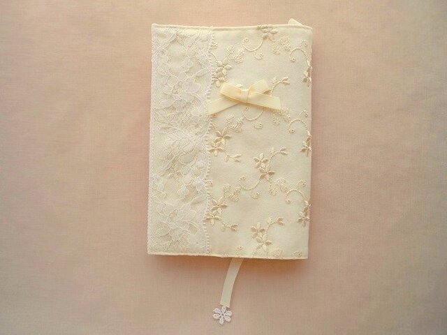 パステルイエローのレースのブックカバーの画像1枚目