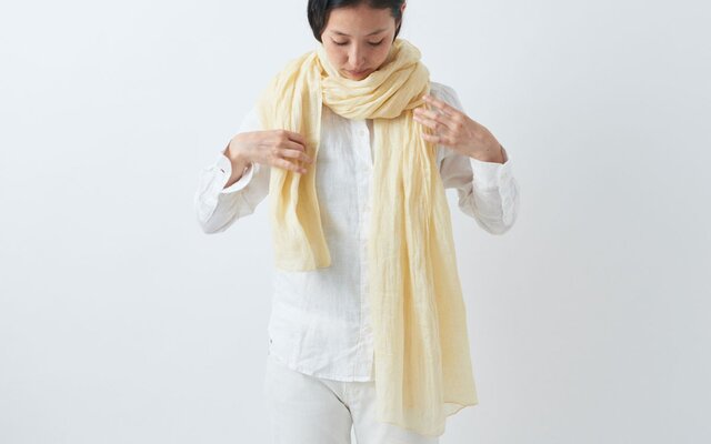 【再入荷】草木染め100番手リネンストール 刈安色(かりやすいろ)の画像1枚目