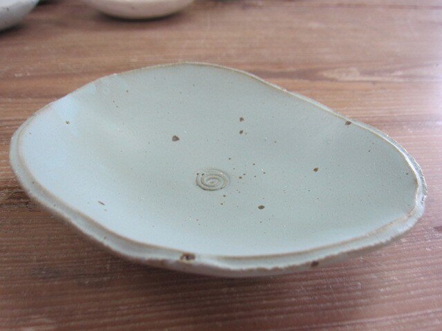 タマゴの青いマットな器の画像1枚目