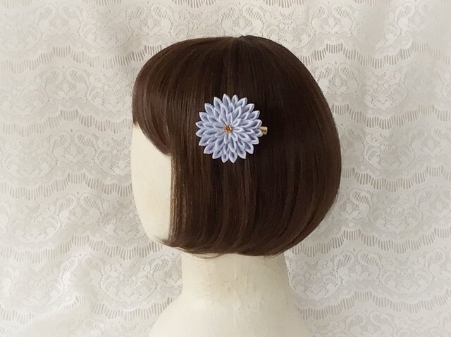 つまみ細工〉菊大輪の髪飾り(水色) | iichi 日々の暮らしを心地よく