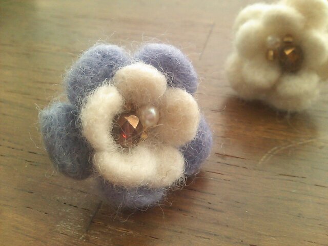 羊毛フェルトのお花のリング（紫）の画像1枚目