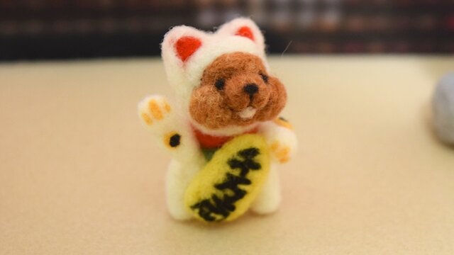 秋のお寺でたそがれる幸せ招き猫コグマの画像1枚目