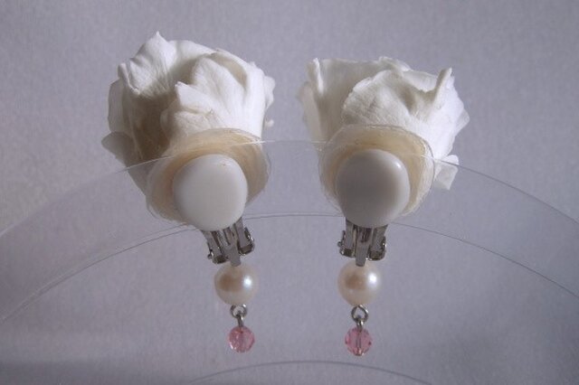 白いバラのイヤリング iichi ハンドメイド・クラフト作品・手仕事品の通販