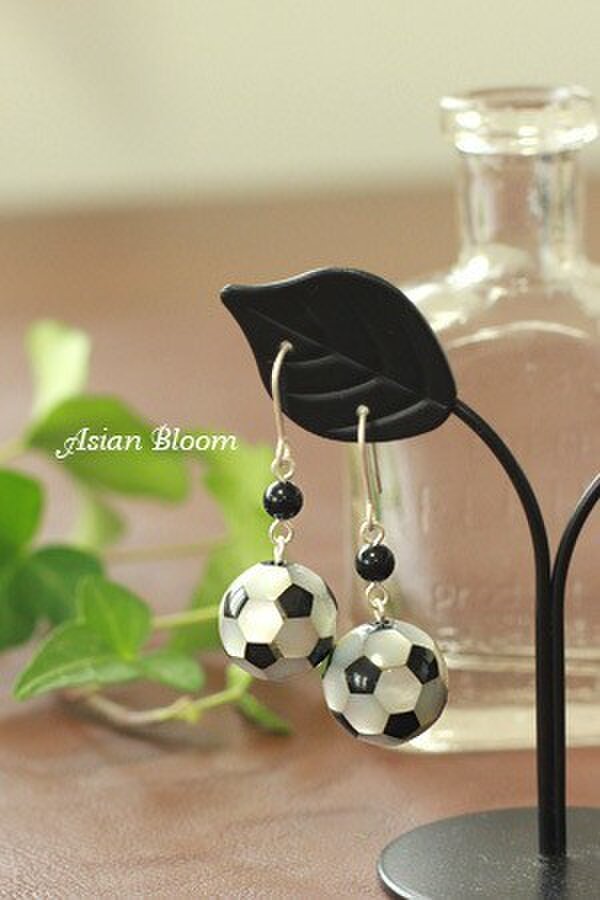 サッカーボールのビーズ2個で400円 シェルとブラックオニキス Iichi ハンドメイド クラフト作品 手仕事品の通販