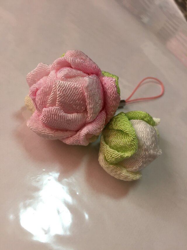 コロ薔薇のストラップ 薄ピンクの画像1枚目