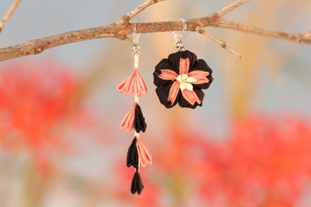 つまみ細工 イヤリング・ピアス 桃黒桜の画像1枚目