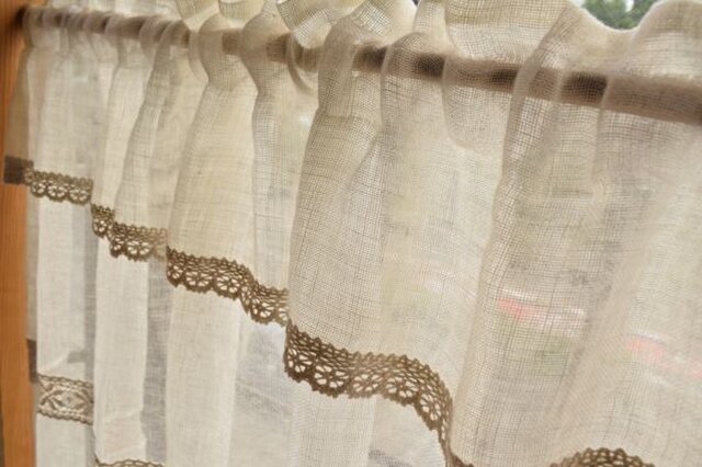 お客ஐ⋆*ナチュラルガーゼリネンのカフェカーテン・アンティークドイリー付き フランス アンティークリネン カフェカーテン/ドイリー 44 x 77