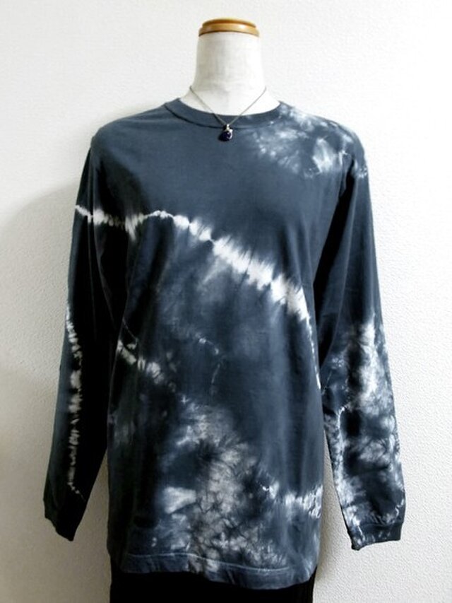 長袖Tシャツ(斜めライン絞り染・紺)の画像1枚目