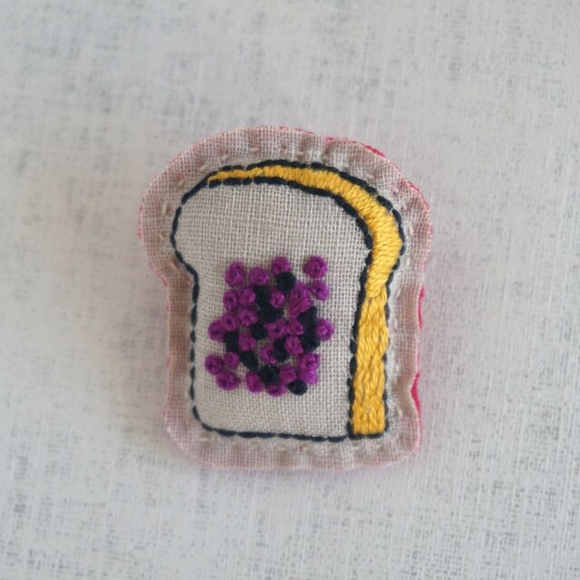 手刺繍ブローチ「小倉トースト1」の画像1枚目