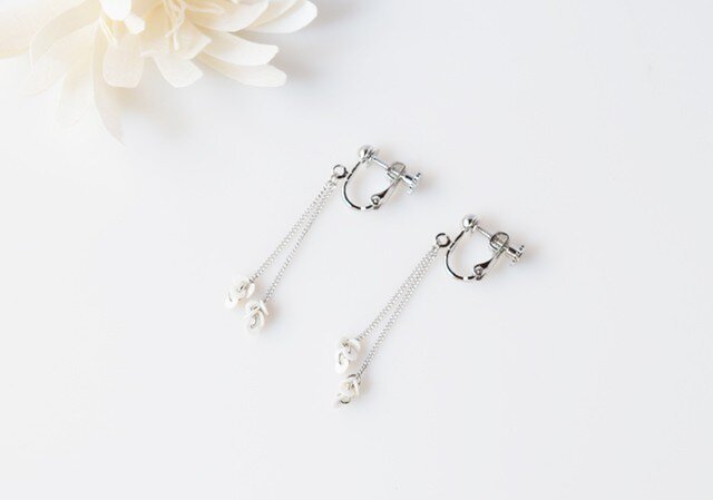 ドットがゆれる【和紙のイヤリング】white long silverの画像1枚目