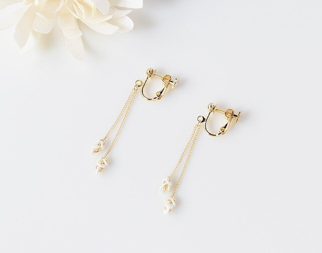 ドットがゆれる【和紙のイヤリング】white long goldの画像1枚目