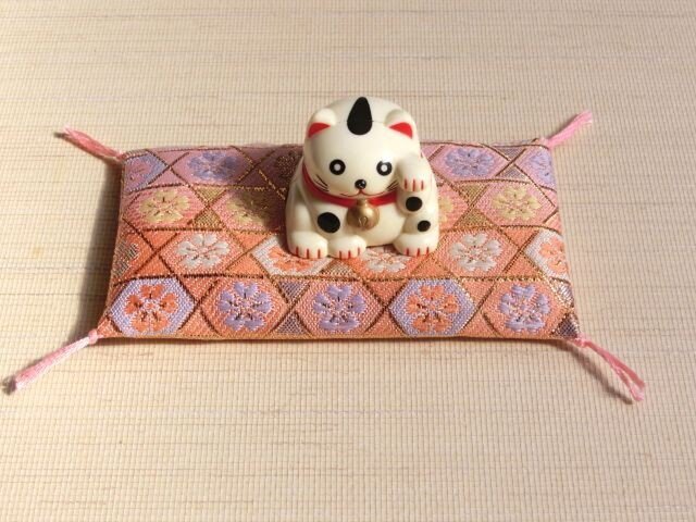 置物用お座布団 金襴 六角にお花 長座布団 再販の画像1枚目