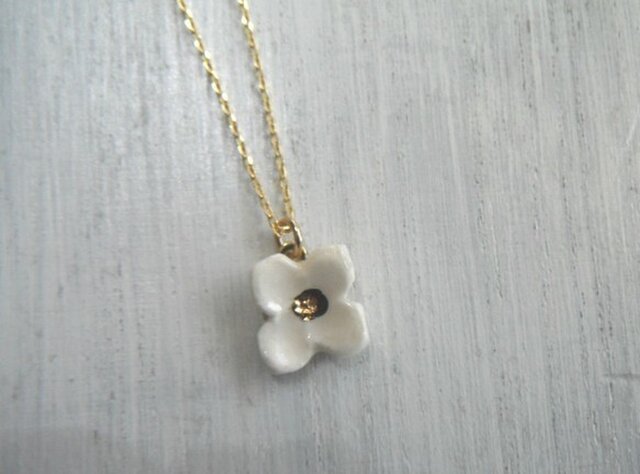 小さい花の necklace (白)の画像1枚目