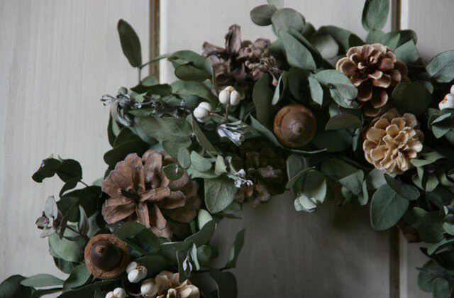ユーカリと松ぼっくりのリース | iichi 日々の暮らしを心地よくする