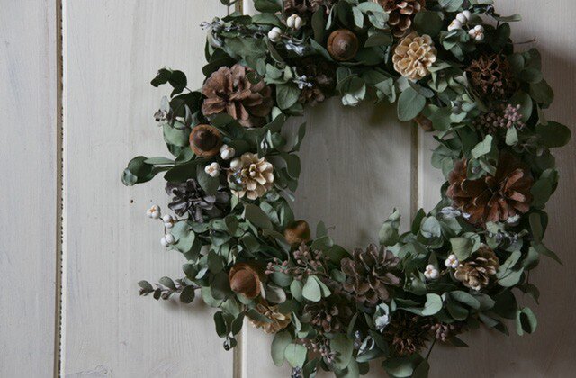 ユーカリと松ぼっくりのリース | iichi 日々の暮らしを心地よくする