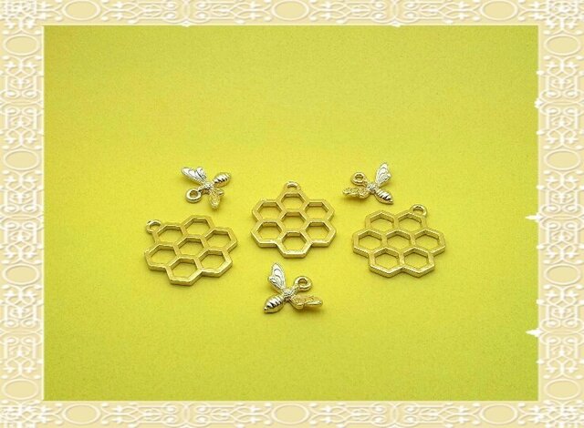 蜂の巣 3個 + みつばち3兄弟の画像1枚目