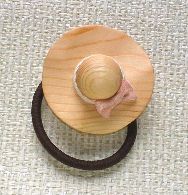 松の木で作った ヘアゴム 「風にそよぐ麦わら帽子」 L&R-spの画像1枚目