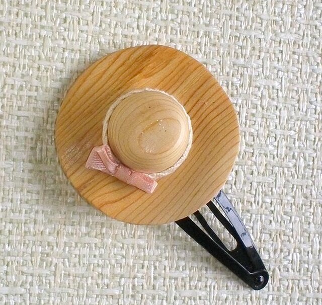 松の木で作った ヘアゴム 「風にそよぐ麦わら帽子」 L&R-spの画像1枚目
