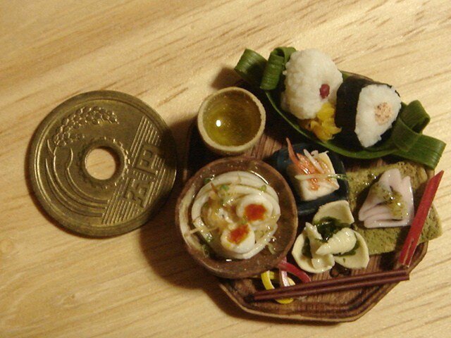 ★半熟玉子うどん&おにぎり2つ定食(木製風・8角形)の画像1枚目