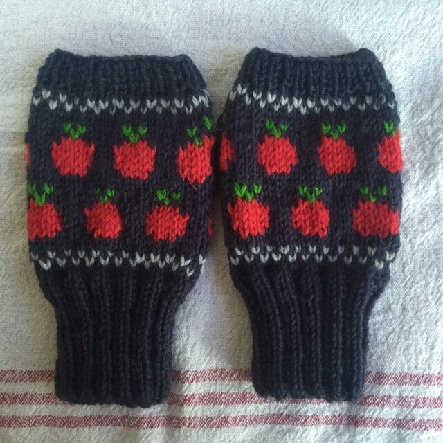 りんご柄 指なしミトン | iichi 日々の暮らしを心地よくする