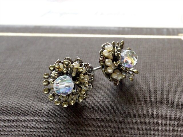 お花のピアス(ホワイト) p2101の画像1枚目