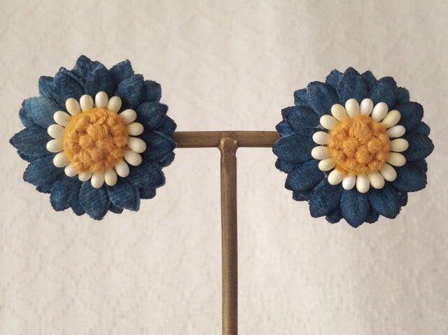 染め花のデイジーピアス(ネイビー)の画像1枚目